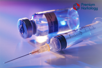 Шприц и пузырек с медикаментом